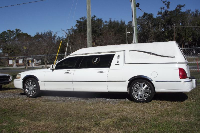 2001 Lincoln Town Car Hearse – EXCELLENT CONDITION