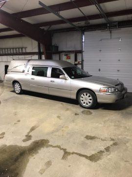 NICE 2005 Lincoln Town Car Hearse for sale